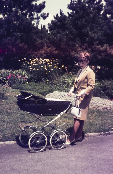 Originale diapositiva di colore vintage degli anni '60, giovane madre che accompagna il suo bambino . — Foto Stock