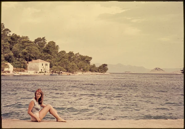 Original vintage colour slide from 1960s, young woman by sea side. — Stock Photo, Image