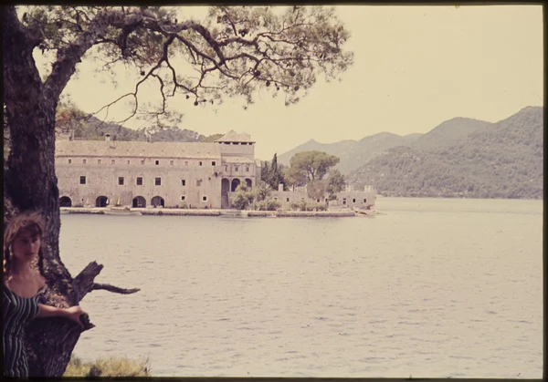 Originale slide di colore vintage degli anni '60, giovane donna in vacanza al mare . — Foto Stock