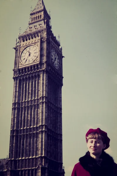 Originele vintage kleur dia uit de jaren 1960, jonge vrouw vormt onder de Big Ben in Londen. Rechtenvrije Stockfoto's