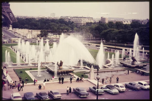 Slide de cor vintage original dos anos 1960, fontes e carros antigos em Paris . Fotos De Bancos De Imagens Sem Royalties