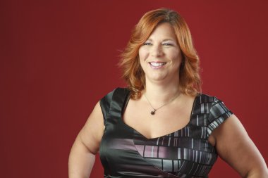 Mutlu gülümseyen kadın