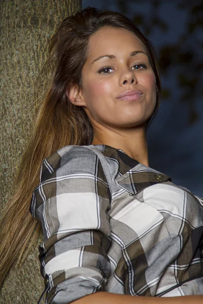 Modelo en un árbol —  Fotos de Stock