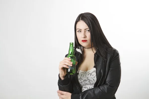 Sosteniendo una botella de cerveza — Foto de Stock