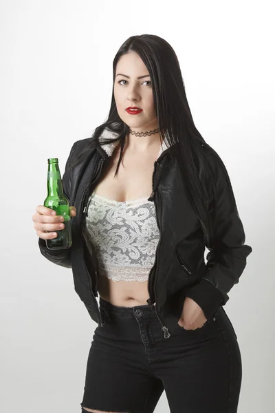 Menina quente com uma cerveja — Fotografia de Stock