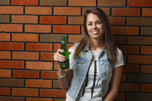 Tienermeisje met bier — Stockfoto