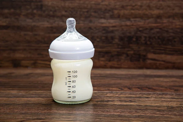 Маленькая Бутылка Молока Деревянном Фоне — стоковое фото