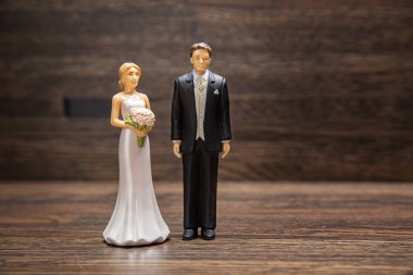 Plastik köprü ve damat kek tepesi ahşap bir arka planda