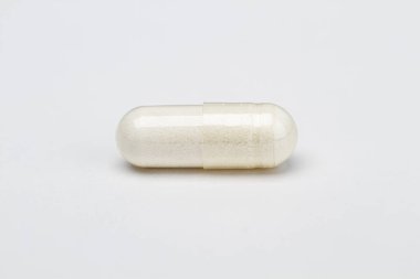 Beyaz maddeyle dolu şeffaf bir hapla kapatılmış.