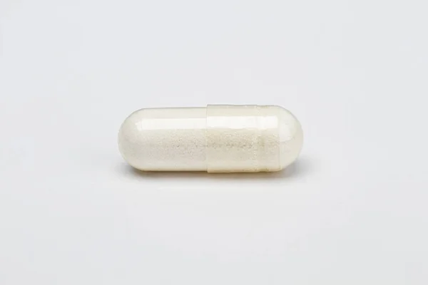 Fechado Uma Pílula Transparente Preenchida Com Ingrediente Branco — Fotografia de Stock