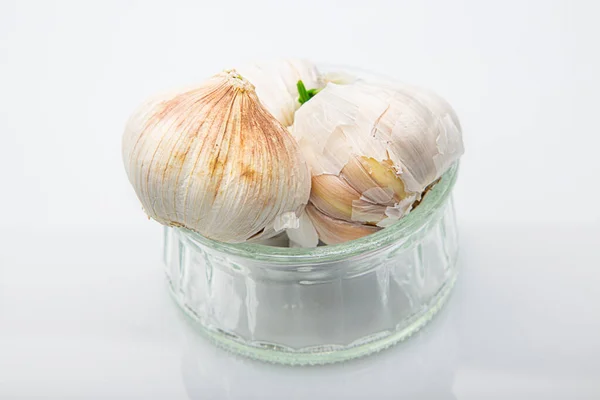 Grote Knoflookhandschoenen Een Glazen Schaal Tegen Een Witte Achtergrond — Stockfoto