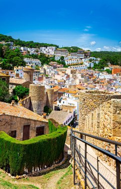 Tossa de Mar köyünün tepe tarafı.