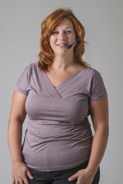 Kulaklıklı kadın.