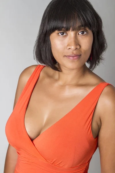 Portret van een jonge vrouw in oranje jurk — Stockfoto