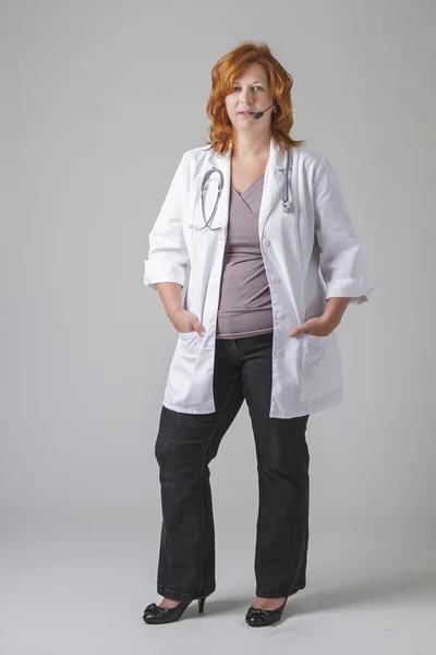 Medico donna con auricolare — Foto Stock