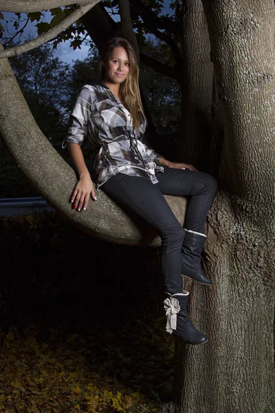 Chica en una rama — Foto de Stock