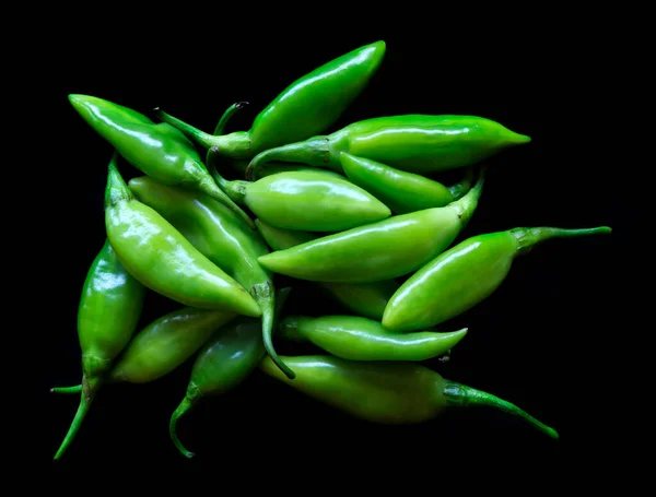 Grüne Chilischoten Auf Schwarzem Hintergrund — Stockfoto