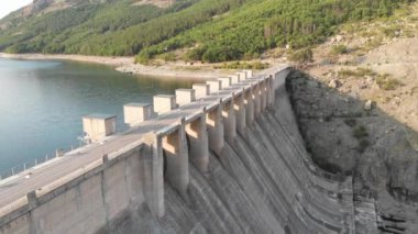Beton bir baraj duvarından hava manzarası 