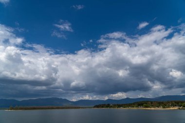 Bulgaristan 'da bulunan Koprinka rezervuarı üzerinde dramatik bulutlar