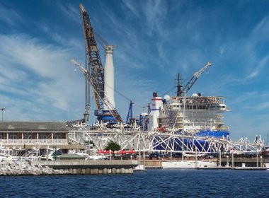 Pensacola, Pensacola, Florida Limanı 'nda bir vinç ve ikmal gemisi görünüyor.