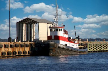 Pensacola, Pensacola, Florida limanına römorkör yanaştı.