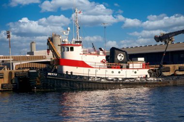 Pensacola, Pensacola, Florida limanına römorkör yanaştı.