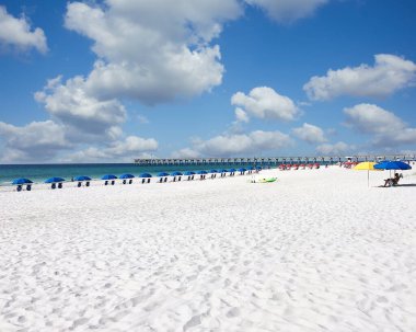 Pensacola Beach, Florida, ABD 'de beyaz kumu kaplayan plaj şemsiyeleri.