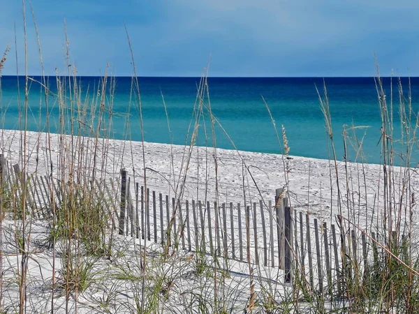 Pensacola Beach, Florida, ABD 'de sahil ve beyaz kum.