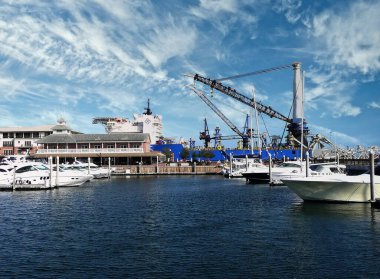 Pensacola Limanı 'nda yükleme ve boşaltma vinçleri