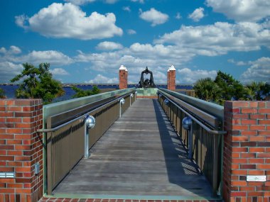 Kayıp Çocuklar Anıtı Pensacola, Florida 'ya giden tahta yol. Sığınak, ülkenin kayıp çocuklara adanmış tek anıtıdır..