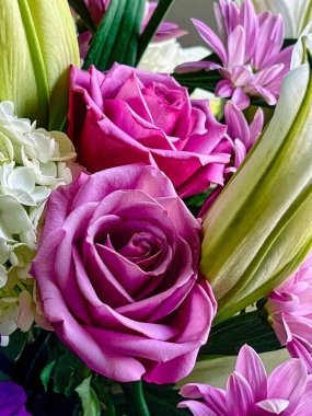 Çeşit çeşit çiçeklerden canlı bir buket.