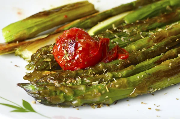 Grüner Spargel gebacken — Stockfoto