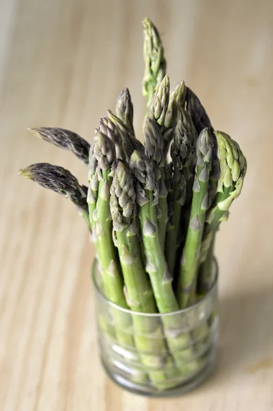 Saftiger grüner Spargel — Stockfoto