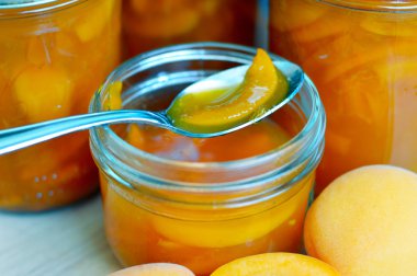 Lezzetli kayısı reçeli