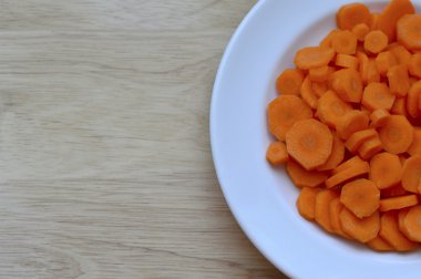 Bir tabağa dilimlenmiş havuç