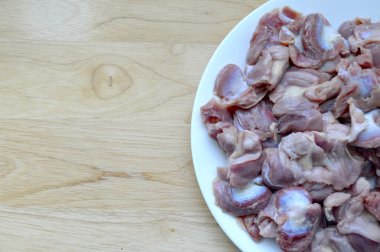 Bir tabakta tavuk sakatat