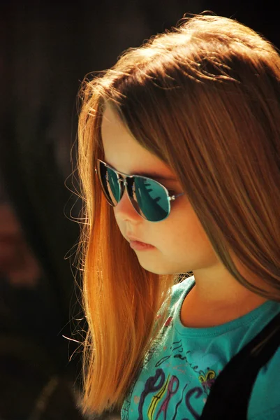 Girl in sunglasses. — Stock Photo, Image