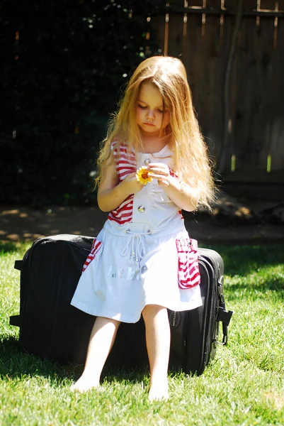 Girl and suitcase. — Stock Photo, Image
