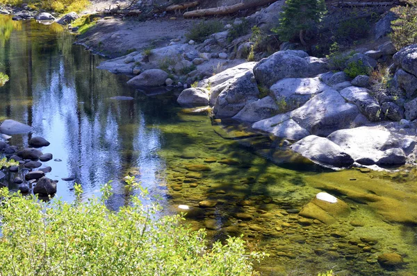 Gebirgsfluss. — Stockfoto