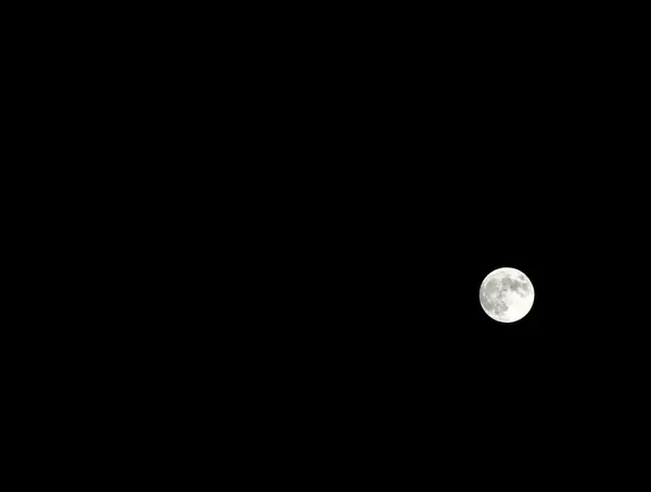 Lua no céu negro. — Fotografia de Stock