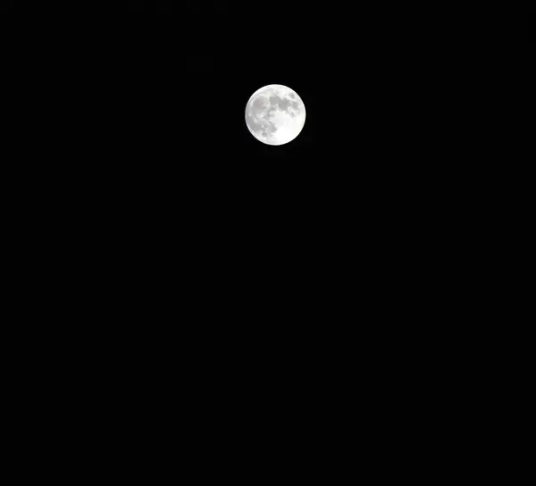 月亮在漆黑的天空中. — 图库照片