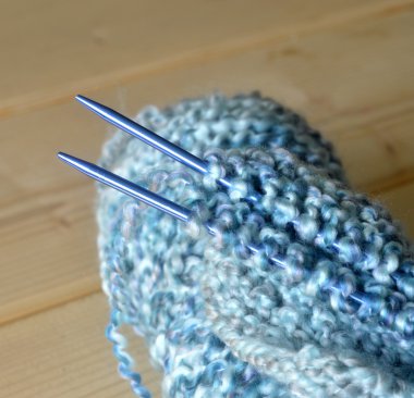 İplik örgü iğneleri.