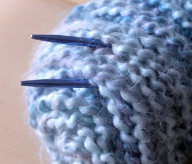 İplik örgü iğneleri.