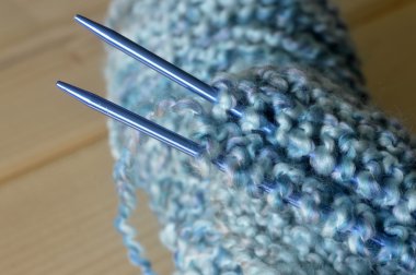 İplik örgü iğneleri.