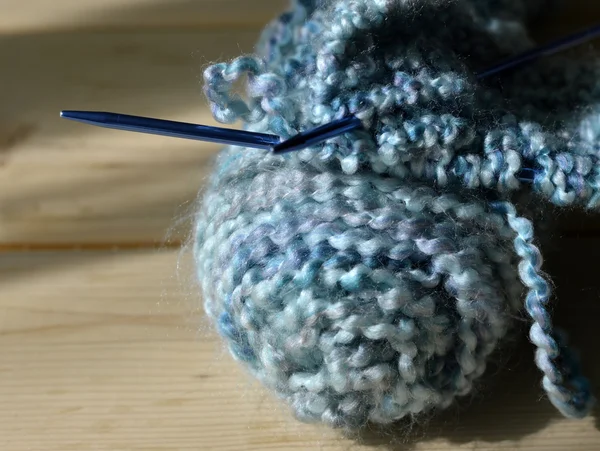 İplik örgü iğneleri.