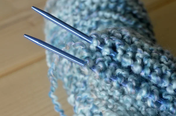 İplik örgü iğneleri.