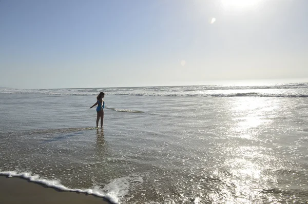 Girl and ocean. — Stock Photo, Image