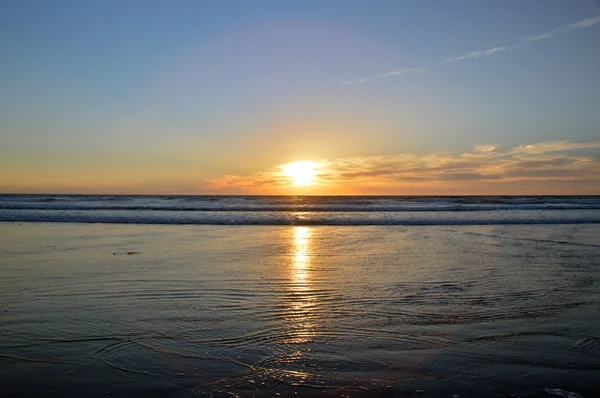 Puesta de sol y océano . —  Fotos de Stock