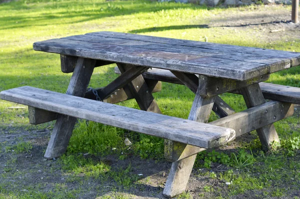 Houten picknicktafel. — Stockfoto