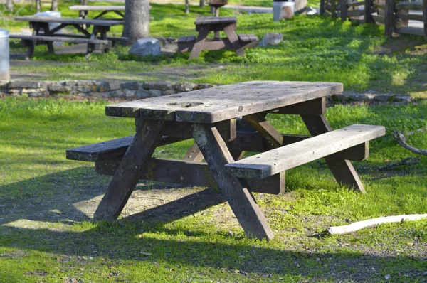 Stół piknikowy drewniane. — Zdjęcie stockowe